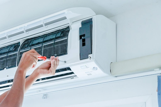 technician install air conditioner